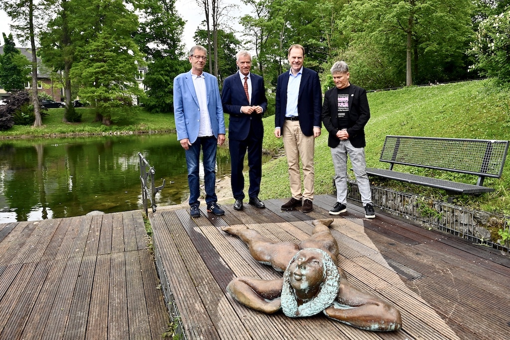Thomas Kratz - Sohn des Künstlers -, Ingolf Rayermann -1. stv. Bezirksbürgermeister - Oberbürgermeister Dr. Stephan Keller und Stephano Schönlau -stv. Vorsitzende Bürgerverein Grafenberg © Lokalbüro