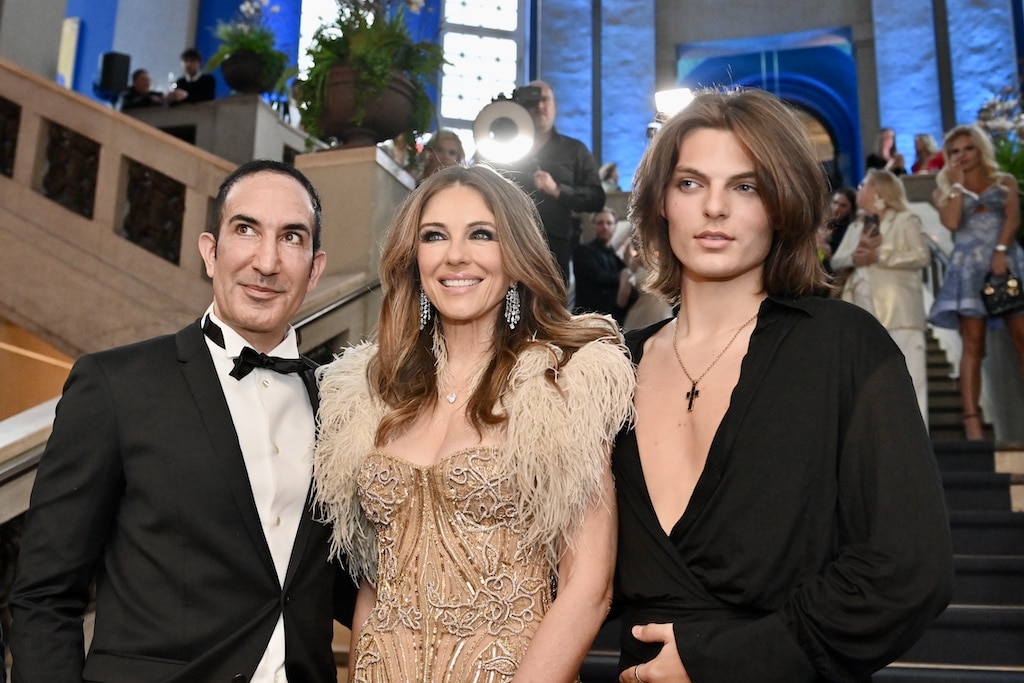 Dr. Afschin Fatemi, Elizabeth Hurley, die gemeinsam mit ihrem Sohn Damian © Lokalbüro