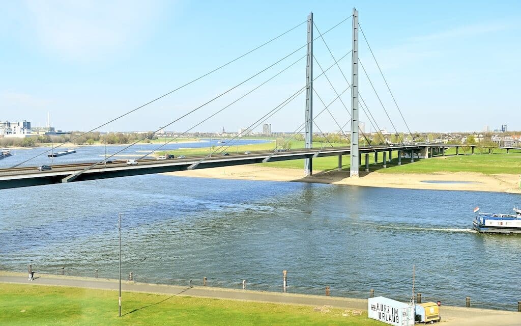 Wartungsarbeiten an der Rheinkniebrücke