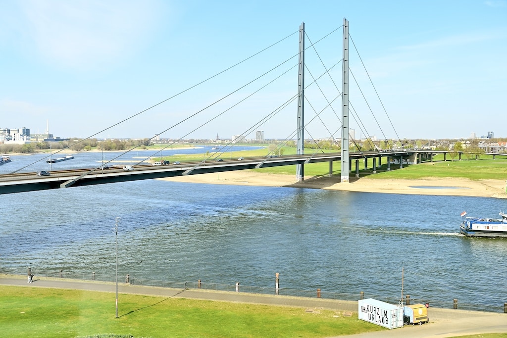 Die Kniebrücke führt in den Rheinalleetunnel.  © Lokalbüro