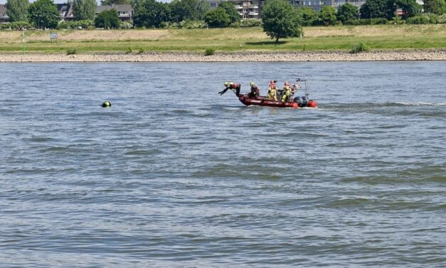 „Rettungstaucher demonstrieren die Rettung einer Person, die im Rhein treibt.“