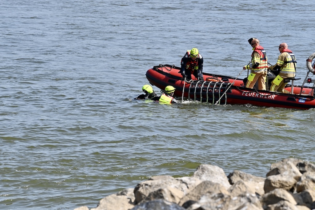 Der Gerettete wird mit dem Fangkorb an Bord gehift © Lokalbüro