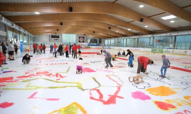 OB Dr. Keller besuchte Premiere des inklusiven DEG-Eismalens an der Brehmstraße