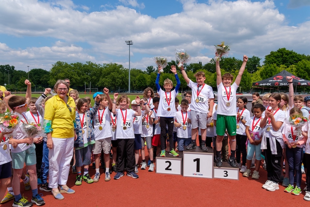 Siegerehrung mit Bürgermeisterin Klaudia Zepuntke beim Petit départ am Samstag, 17. Mai 2025, im Sportpark Niederheid © Landeshauptstadt Düsseldorf/Uwe Schaffmeister