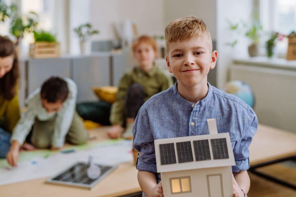 Roboter bauen, Solar-Autos mit 3D-Druck gestalten, mit KI eine neue Welt schaffen: Das kostenfreie Sommerferienprogramm "Adventure School" für Schülerinnen und Schüler geht in die nächste Runde. Interessierte können sich ab Montag, 26. Mai 2025, online unter https://portal-adventure-school.de/ anmelden und bereits jetzt über das Angebot informieren. © Halfpoint/Shutterstock.com