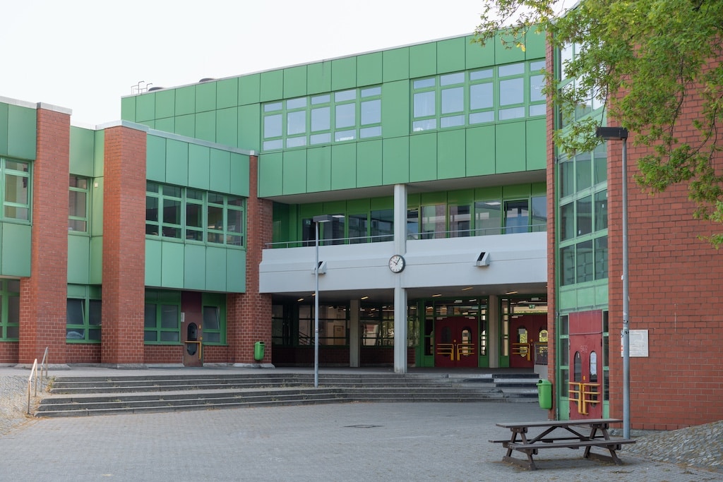 Die Landeshauptstadt Düsseldorf bietet Unterstützung für rund 1.200 Erkrather Schülerinnen und Schüler: Sie beziehen nach dem Großbrand am Schulzentrum in Erkrath am Dienstag, 13. Mai 2025, kurzfristig die Unterrichtsräume des ehemaligen Gebäudes des Schloß-Gymnasiums Benrath an der Hospitalstraße 45. © Landeshauptstadt Düsseldorf