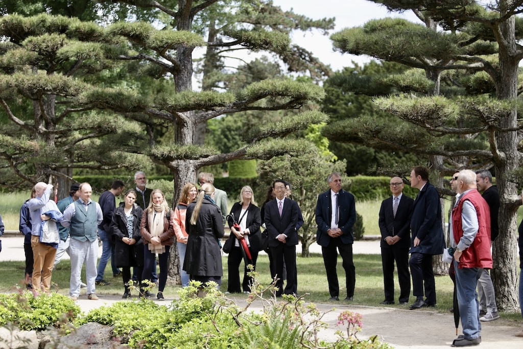 Der Japanische Garten im Düsseldorfer Nordpark ist 50 Jahre alt. Anlässlich des Jubiläums besuchte Oberbürgermeister Dr. Stephan Keller gemeinsam mit dem japanischen Generalkonsul in Düsseldorf, Yoshitaka Tsunoda, am Freitag, 23. Mai 2025, die Gartenanlage. © Landeshauptstadt Düsseldorf/Ingo Lammert