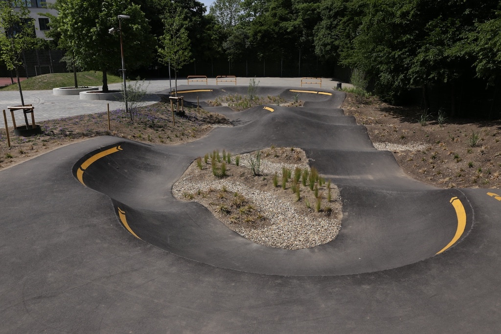 Der Pumptrack in der Freizeitanlage Heerdt ist der erste Bauabschnitt der neuen multifunktionalen Sportfläche. Damit erhält die Anlage eine neue Attraktion, die dazu einlädt, sich barrierefrei mit 'allem, was Rollen hat' zu bewegen. Egal, ob mit Fahrrädern, Rollern, Rollstühlen, Inlinern oder Skateboards. Foto: Landeshauptstadt Düsseldorf/Ingo Lammert
