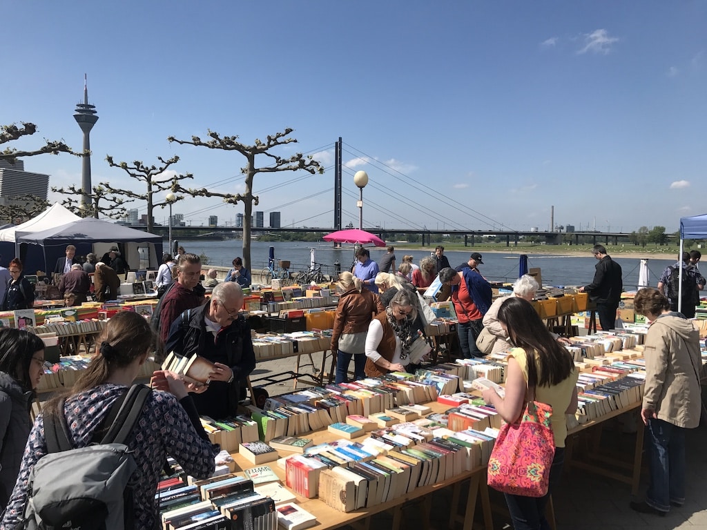 Büchermeile an der Rheinpromenade © Altstadtgemeinschaft