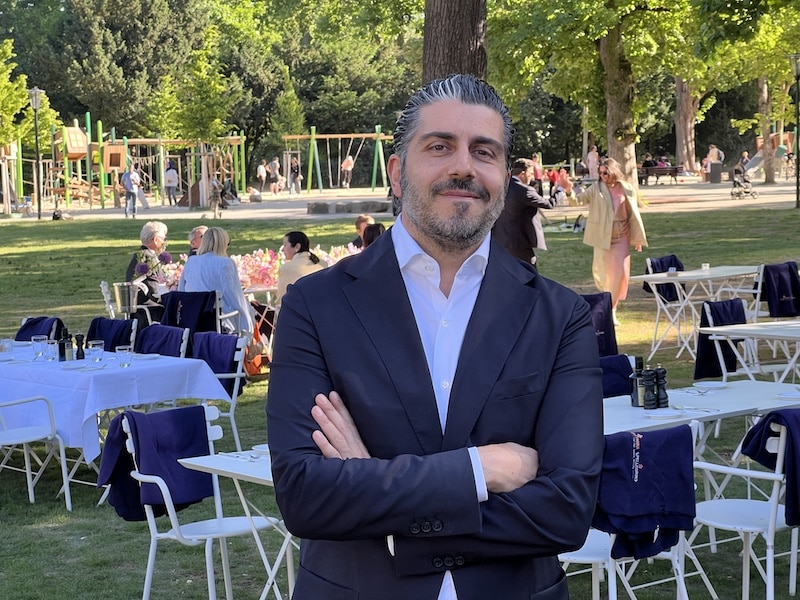 Gastronom Michelangelo Palmieri - im Hintergrund die Hochzeitsgesellschaft von Niklas und Jacqueline Allofs © Lokalbüro