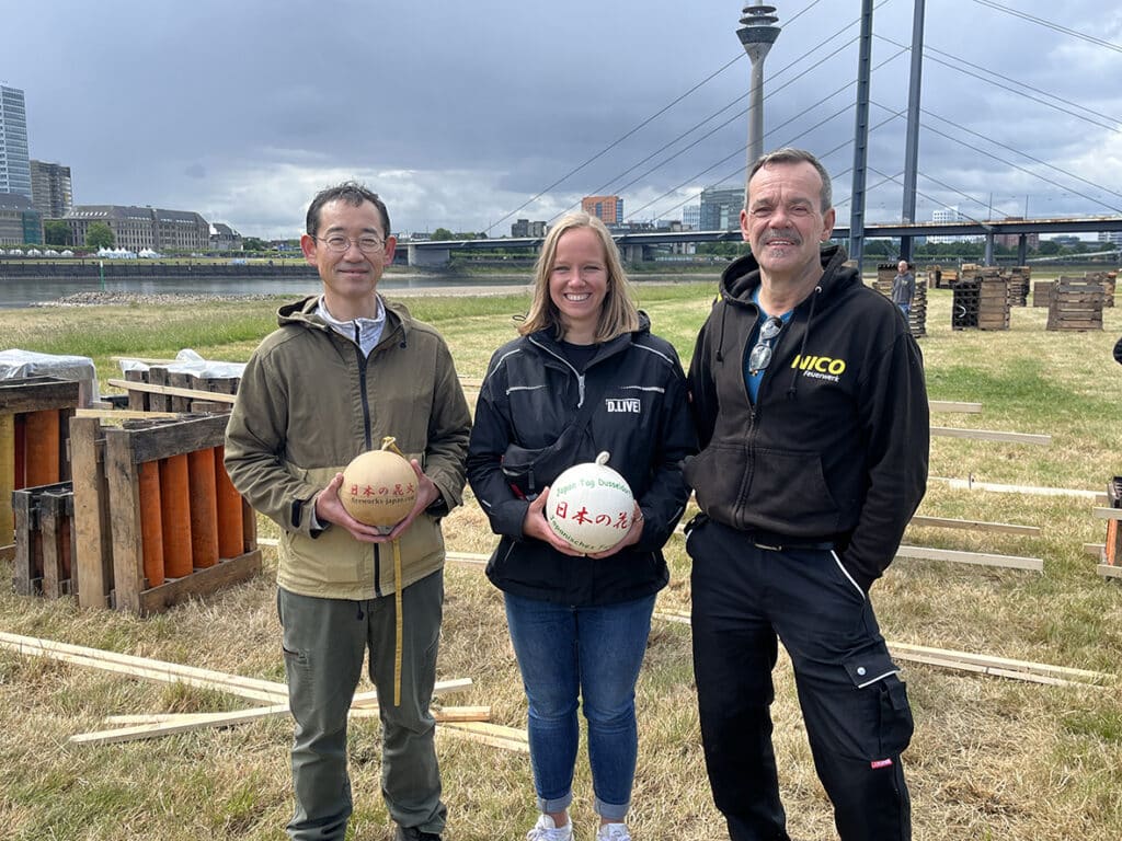 Noch sind es nur Attrappen, doch allein diese Dummys zeigen die Größe der einzelnen Bomben, die morgen über dem Rhein magische Bilder zaubern. Die Regie für das Spektakel liegt in den Händen von (v.l.) Hideki Kubota, Kim Dorn, D.Live und Martin Schmitz, Nico-Feuerwerk. ©&nbsp;Manfred Fammler