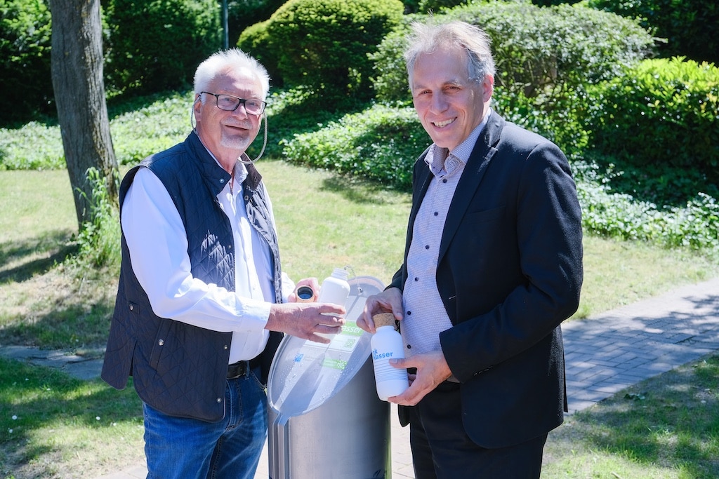Mobilitäts- und Umweltdezernent Jochen Kral (r.) eröffnete am Dienstag, 13. Mai 2025, den neuen Trinkbrunnen im Beisein von Bezirksbürgermeister Dr. Karl-Heinz Graf am Deichsee im Südpark. © Landeshauptstadt Düsseldorf/Michael Gstettenbauer