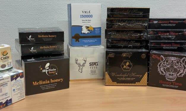 Zoll am Flughafen Düsseldorf entdeckt große Menge an Potenzmitteln bei Reisendem