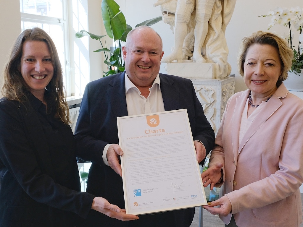 Personaldezernent Olaf Wagner nahm die Charta zur Vereinbarkeit von Beruf und Pflege aus den Händen von Ministerialdirigentin Heike Weiß (r.), Leiterin der Abteilung Pflege und Alter im Ministerium für Arbeit, Gesundheit und Soziales des Landes Nordrhein-Westfalen, entgegen. Greta Ollertz (l.), Projektleitung Servicezentrum Pflegevereinbarkeit des Landesprogramms Pflege & Beruf, war bei der Unterzeichnung mit dabei. © Landeshauptstadt Düsseldorf/Wilfried Meyer