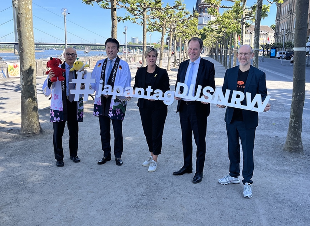 (v.l.) Yoshitaka Tsunoda, Generalkonsul von Japan, Takao Hariya, Vorsitzender des japanischen Clubs, NRW-Wirtschaftsministerin Mona Neubaur, Düsseldorfs OB Stephan Keller und Michael Brill, Chef von D.Live. © Manfred Fammler