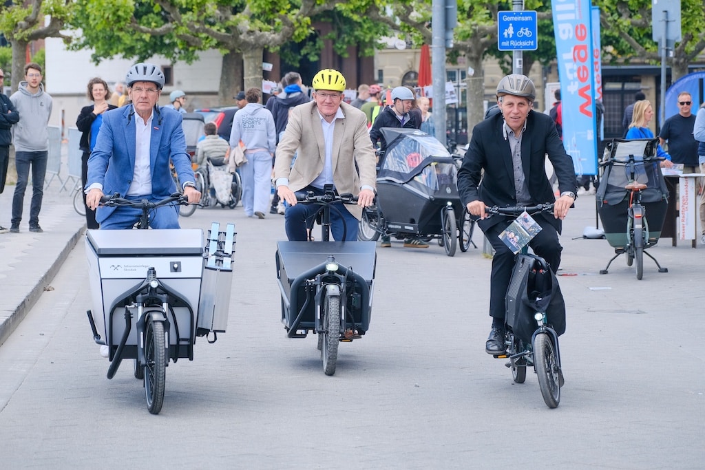 Mobilitätsdezernent Jochen Kral, Gregor Berghausen, Hauptgeschäftsführer IHK Düsseldorf, und Andreas Ehlert, Präsident HWK Düsseldorf, haben den Rad-Aktionstag am Rheinufer eröffnet und ausgestellte Lastenrad-Modelle getestet © Landeshauptstadt Düsseldorf/Michael Gstettenbauer