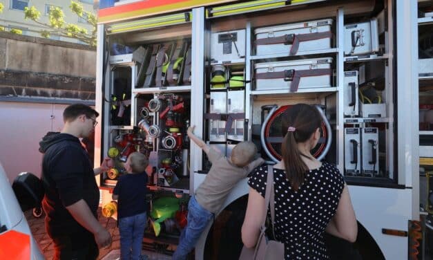 Großaufgebot am Rhein: Einsatzkräfte präsentieren sich zum Anfassen und Mitmachen