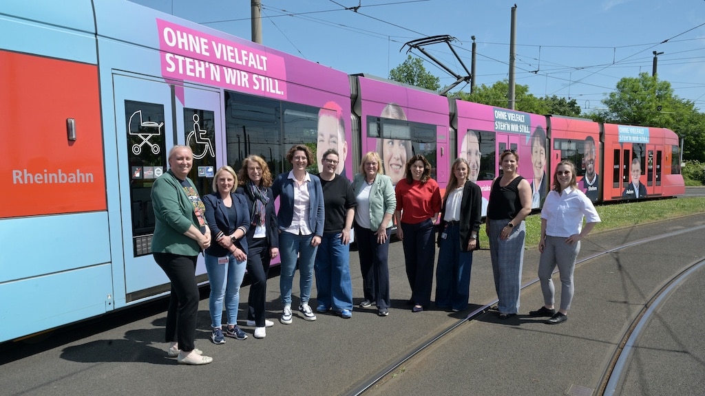 Die Arbeitsgruppe „Frauenerwerbstätigkeit stärken“ mit den Rheinbahn-Mitarbeiterinnen (von links): Anke Jürgens (Jobcenter), Marina Kanigowski (Rheinbahn), Ina Schickert (Competetia - Kompetenzzentrum Frau und Beruf), Julia Klein (Arbeitsagentur Düsseldorf), Susanne Kaufmann (Stadt Düsseldorf), Sigrid Wolf (DGB Düsseldorf), Antje Gutberlet (Bereichsleiterin Personal, Soziales und Organisation der Rheinbahn), Alke Coqui (Gleichstellungsbeauftragte Rheinbahn), Christina Moeser (Unternehmerschaft Düsseldorf und Umgebung e. V.) und Tabea Schneider (Handwerkskammer). Foto: Wilfried Meyer