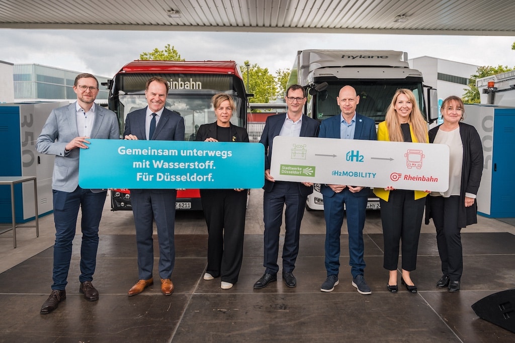 Eröffneten die Wasserstofftankstelle am Höherweg (von links): Martin Jüngel (Geschäftsführer H2 MOBILITY), Dr. Stephan Keller (Oberbürgermeister Stadt Düsseldorf), Mona Neubauer (NRW-Wirtschafts- und Klimaschutzministerin), Julien Mounier (Vorstandsvorsitzender Stadtwerke Düsseldorf), Frank Fronzke (Geschäftsführer H2 MOBILITY), Annette Grabbe (Vorständin Rheinbahn) und Dagmar Fehler (CEO NOW GmbH).© Rheinbahn Düsseldorf