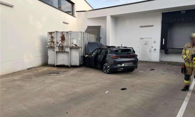 Schwerer Unfall in Angermund: Auto durchbricht Brüstung und stürzt mehrere Meter in die&nbsp;Tiefe