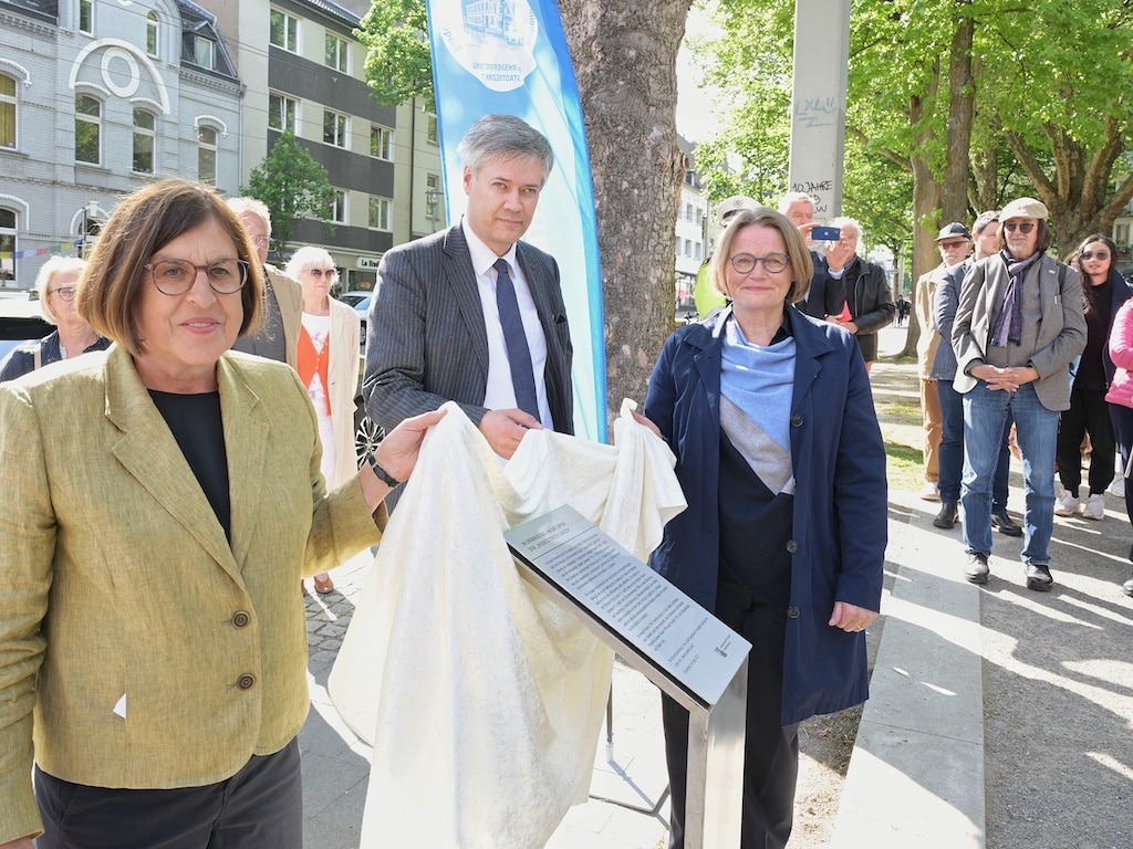 (V. r.) Bürgermeisterin Klaudia Zepuntke, Dr. Bastian Fleermann, Leiter der Mahn- und Gedenkstätte, und Bezirksbürgermeisterin Maria Icking enthüllten die neue Informationsstele © Landeshauptstadt Düsseldorf/Wilfried Meyer