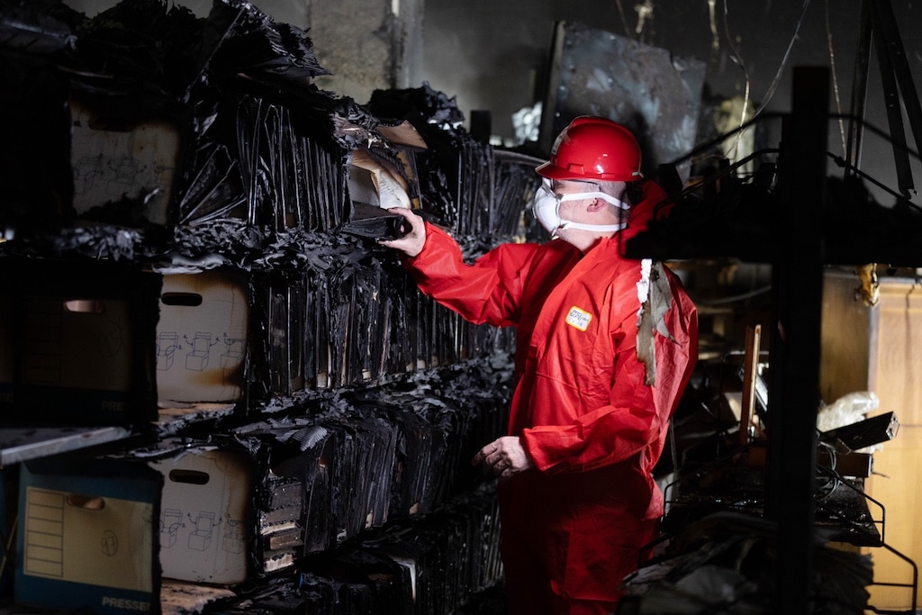 Dr. Norbert Friedrich sichtet die Schäden im Archiv der Fliedner Kulturstiftung. ©&nbsp;Kaiserswerther Diakonie/F. Elschner