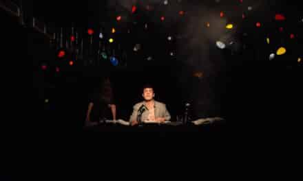 Einstimmen auf den Düsseldorfer CSD: Live-Hörspiel “America” und das “Rote Sofa” mit Regisseur Marvin Wittiber