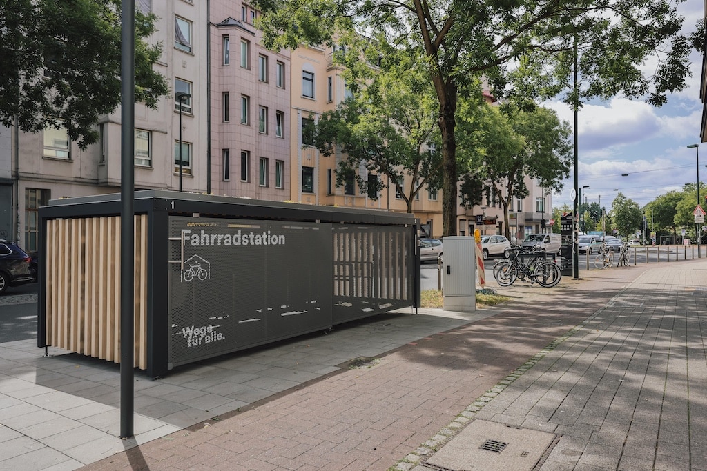In der Stoffeler Straße, unmittelbar angrenzend an den S-Bahnhof Oberbilk, wird am Donnerstag, 26. Juni eine neue Mobilitätsstation in Betrieb gehen - hier im Bild die Fahrradstation. © Connected Mobility Düsseldorf