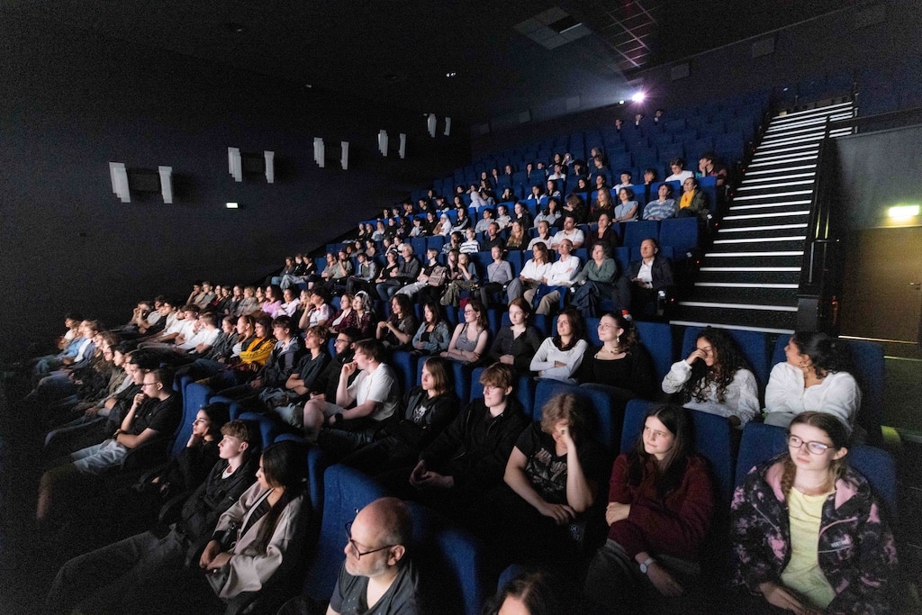 Im CineStar Düsseldorf präsentierten die Schülerinnen und Schüler ihre eigenen Kurzfilme – und trafen im Rahmen eines Q&A auf Regisseur Wim Wenders persönlich. © Wim Wenders Stiftung/Sven Vüllers