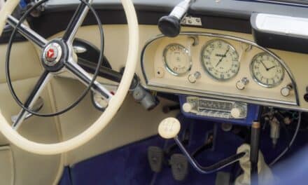 Glänzender Auftritt am Kö-Bogen: Classic Cars rollen durch Düsseldorfs Innenstadt