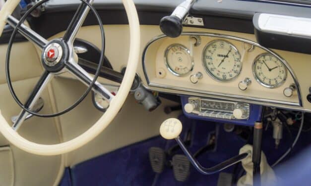 Glänzender Auftritt am Kö-Bogen: Classic Cars rollen durch Düsseldorfs Innenstadt