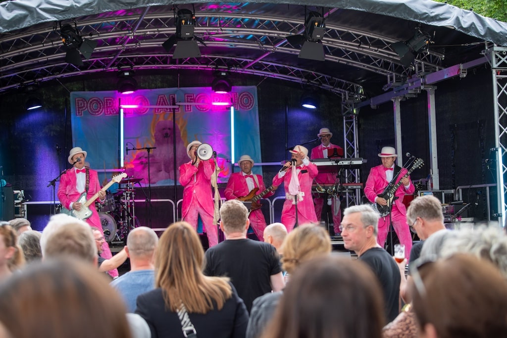 Auftritt auf der Rennbahn im Jahre 2024 von porno al Forno © LB / Olaf Oidtmann