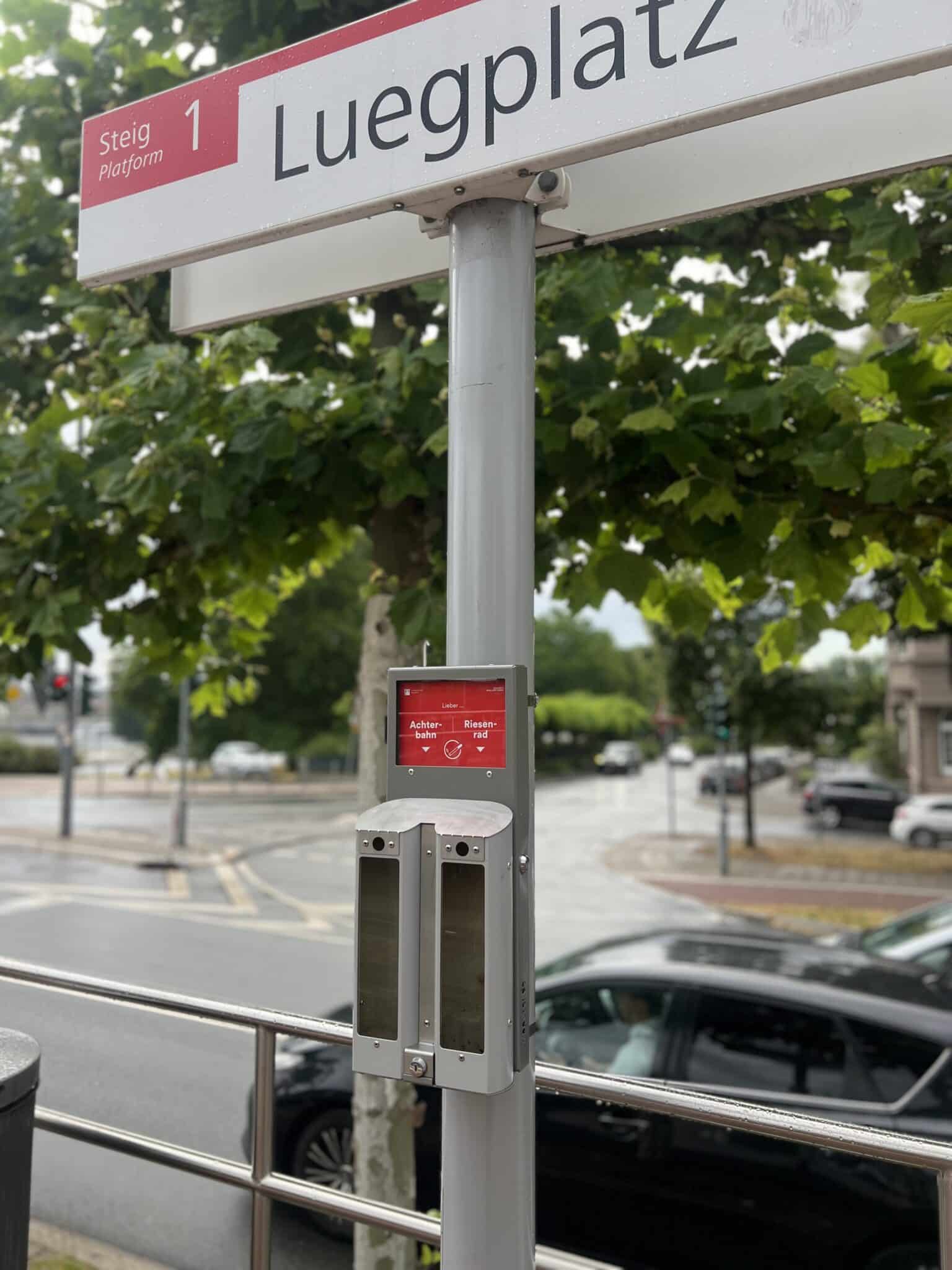 Abstimmaschenbecher am Luegplatz Passend zur neuen Kirmes-Frage ist auch einer der beiden Abstimmaschenbecher, der die letzten Wochen in Bilk hing, an die Rheinbahnhaltestelle "Luegplatz" in Fahrtrichtung stadteinwärts umgezogen. © Landeshauptstadt Düsseldorf