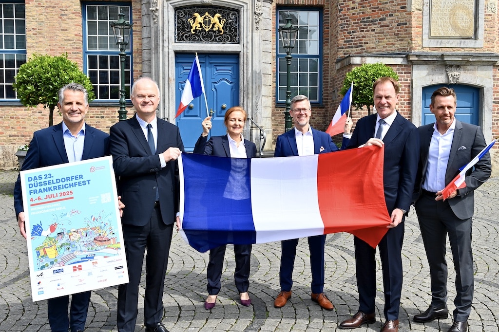 Otto Lindner(Vorstandssprecher Destination Düsseldorf) Dr. Etienne Sur (franz. Generalkonsul) Isabelle Chevelard (Vorstandsvorsitzende TARGOBANK AG) Stefan Koschke (Director Caravan Salon, Messe Düsseldorf) Dr. Stephan Keller (Oberbürgermeister der Landeshauptstadt Düsseldorf) Dirk Selmann (Leiter Unternehmenskommunikation BOB Automotive Group) © Lokalbüro