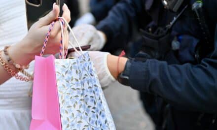 Reul begleitet Polizeikontrollen an Altstadt-Zugängen – Waffenverbotszone zeigt Wirkung