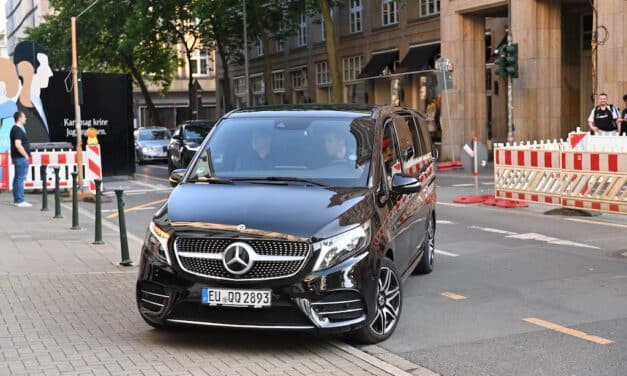 Guns N’ Roses in Düsseldorf gelandet – Luxus-Check-in vor dem Stadion-Kracher