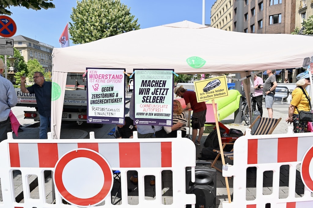 Klimaschutz zum Anfassen: Aktivistinnen und Aktivisten sperrten heute symbolisch den Corneliusplatz für Autos – mit Schildern, Sitzgelegenheiten und kreativen Aktionen wurde der Platz für einige Stunden zur autofreien Zone.© Lokalbüro