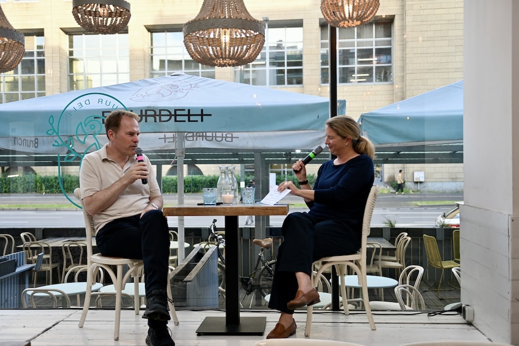 OB Dr. Stephan Keller im Gespräch mit Celina von Schweinichen © Lokalbüro