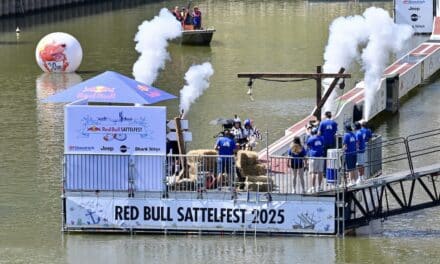 Tandem-Spektakel im Düsseldorfer Medienhafen — Red Bull Sattelfest begeistert mit verrückten Fahrradkreationen