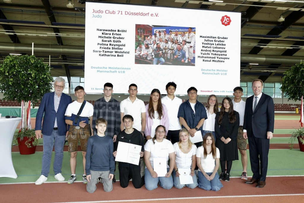 Oberbürgermeister Dr. Stephan Keller (r.) ehrte mit Stadtsportbund-Präsident Peter Schwabe auch die Deutschen Mannschaftsmeister U 18 weiblich und männlich des Judo-Club 71 © Landeshauptstadt Düsseldorf/Ingo Lammert