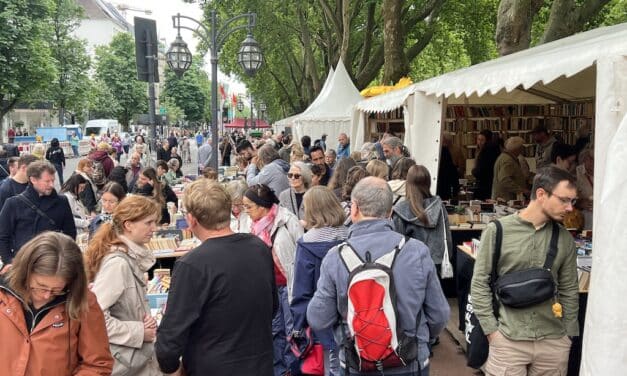 Bücherbummel auf der Kö endet mit großem Andrang und satirischem Blickfang