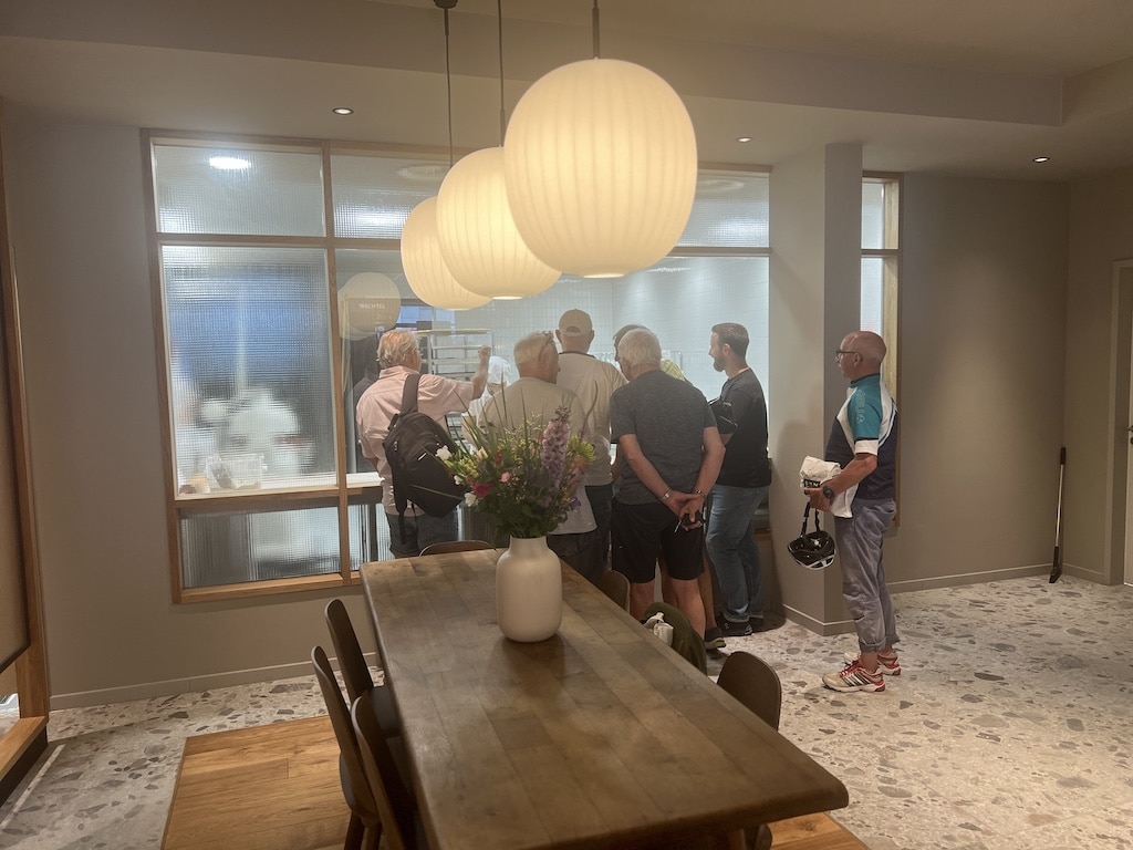 Interessierte Blick in die Backstube © Lokalbüro