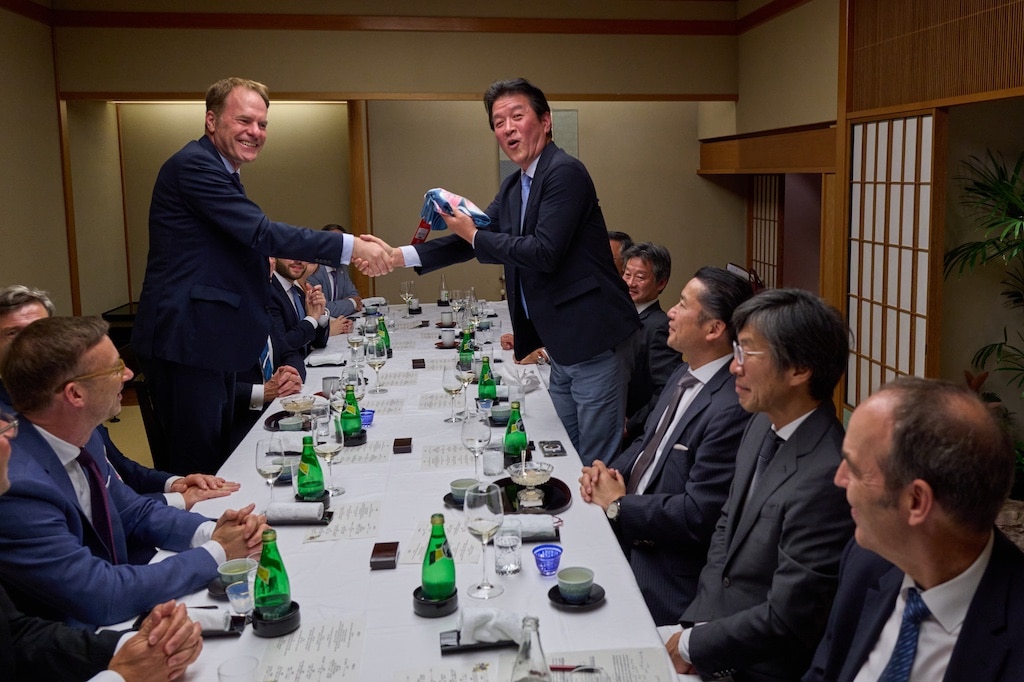 Oberbürgermeister Dr. Stephan Keller überreicht ein Gastgeschenk an Takao Hariya, CEO Mitsubishi Düsseldorf © Landeshauptstadt Düsseldorf