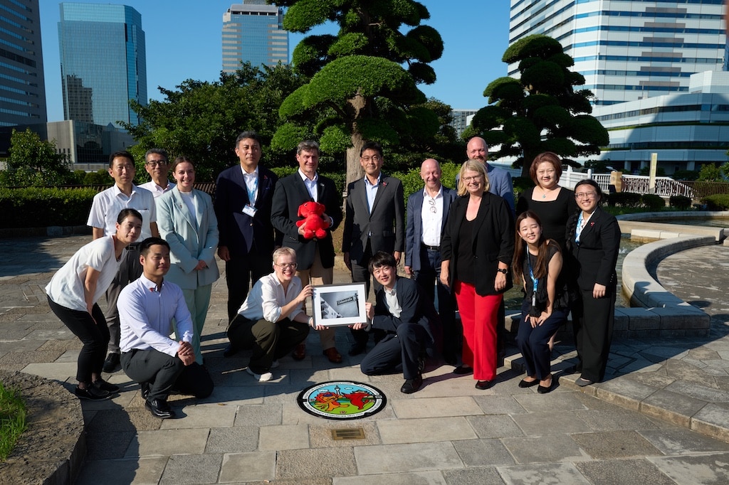 Zeremonielle „Legung“ des Freundschafts-Gullydeckels zwischen der Präfektur Chiba und der Landeshauptstadt Düsseldorf. Friendship Square, 1 Chome Nakase, Mihama Ward, 261-0023 Chiba © Landeshauptstadt Düsseldorf
