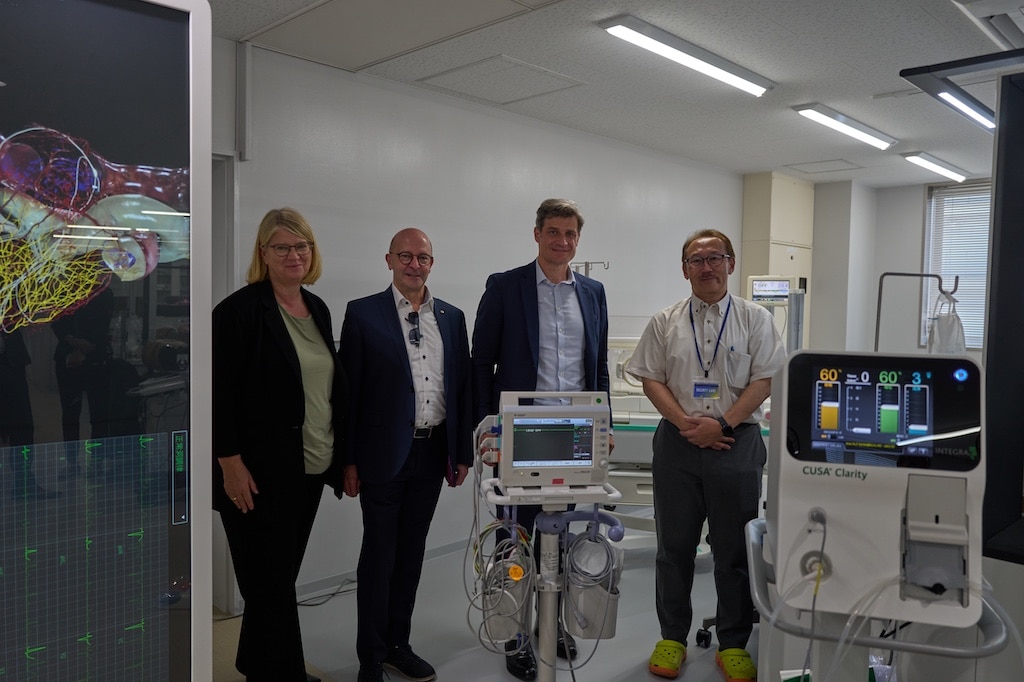 Annette Klerks, Dr. Thomas Heck und Wirtschaftsdezernent Christian Zaum mit Professor Takahiro Yasuda, Chef des Medtech Innovation Center der Universität Kobe © Landeshauptstadt Düsseldorf