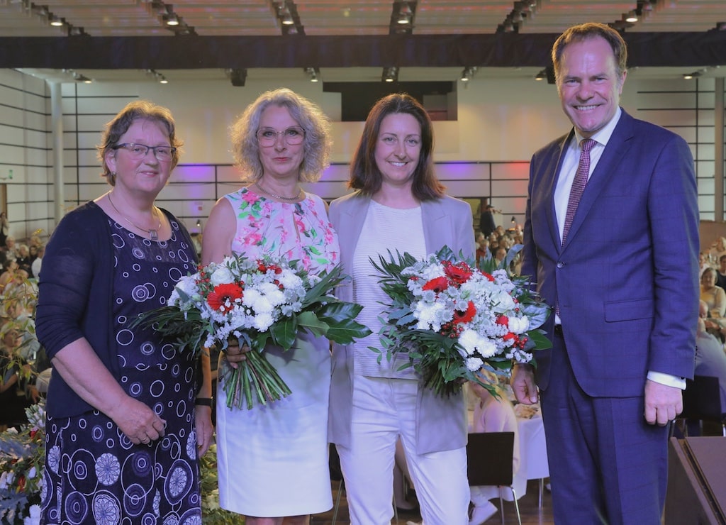 Auf Einladung von Oberb¸rgermeister Dr. Stephan Keller und des Gesamtpersonalrates wurden am Montag, 2. Juni 2025, insgesamt 279 Mitarbeitende für ihre langjährige Tätigkeit bei der Landeshauptstadt Düsseldorf geehrt: Vorsitzende des Gesamtpersonalrates Katharina Lang, Christiane Münchhofen, Standesbeamtin (40 Jahre ), Ingrid Breuer, Direktionsassistentin, ( 50 Jahre)und Oberbürgermeister Dr. Stephan Keller (v.l.n.r). © Elke Kröger