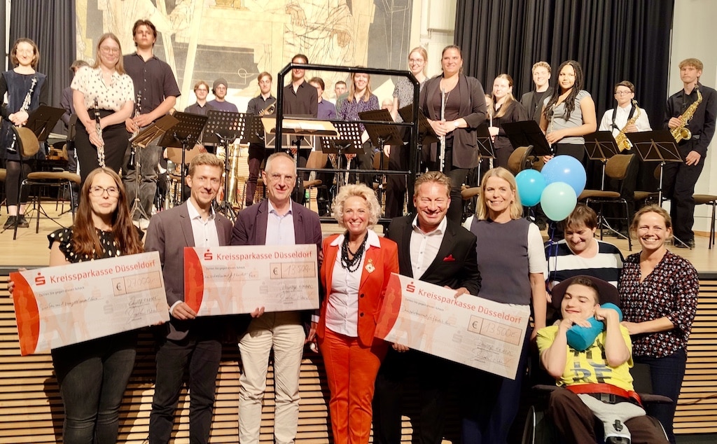 Andreas Mauska und Evelyn Werner übergeben die Spende © HPS