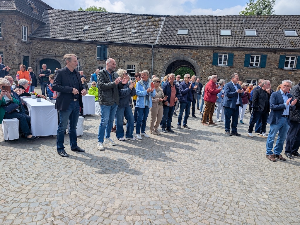 Auf Schloss Linnep war im Mai das große Fest 50 Jahre Kommunale Neuordnung. Die Gruppe um Dr. Hans-Georg Hillenbrand (1. v. links) und Ferdinand Wolff (3.v. links) hat sich bei der Organisation stark eingebracht. So wie auch Andrea Lindenlaub, Christof Roche, Siegfried Hoymann und Wolfgang Küppers. © Gabriele Schreckenberg