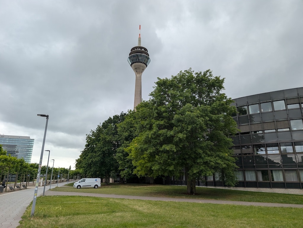 Der Rheinturm das Wahrzeichen Düsseldorf © Gabriele Schreckenberg