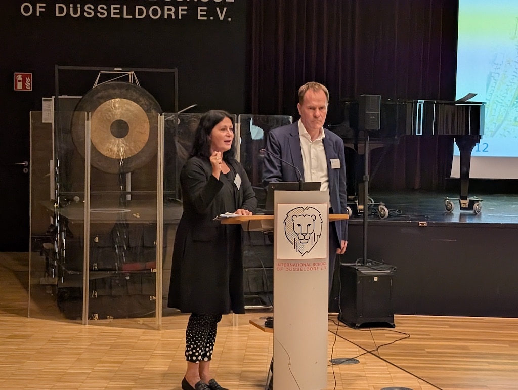 Oberbürgermeister Dr. Stephan Keller und Baudezernentin Cornelia Zuschke bei der Präsentation in der ISD Kaiserswerth © Gabriele Schreckenberg